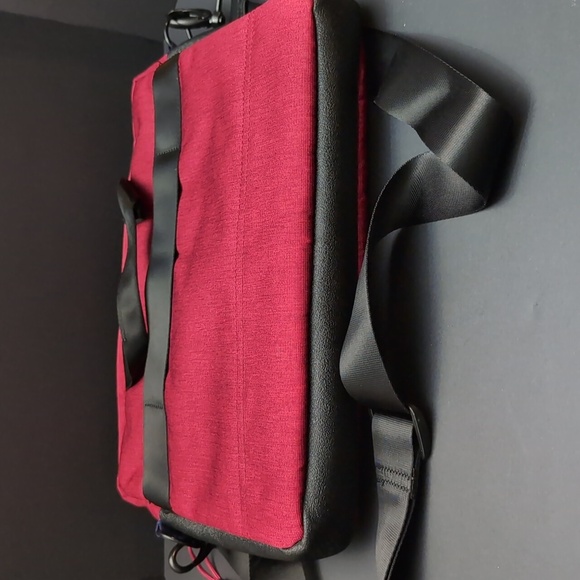 Targus Groove X Red Slip-Case Mac-book Case with Strap. - Picture 8 of 11